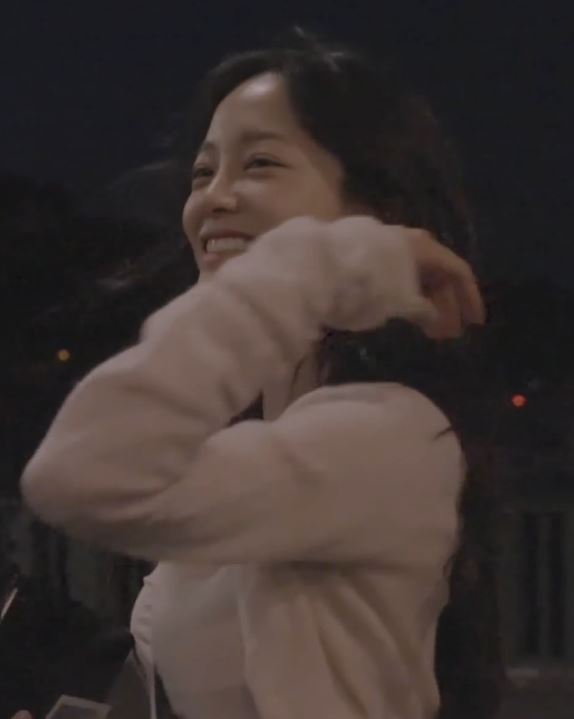 알가슴골 보이는 흰색 원피스 김세정